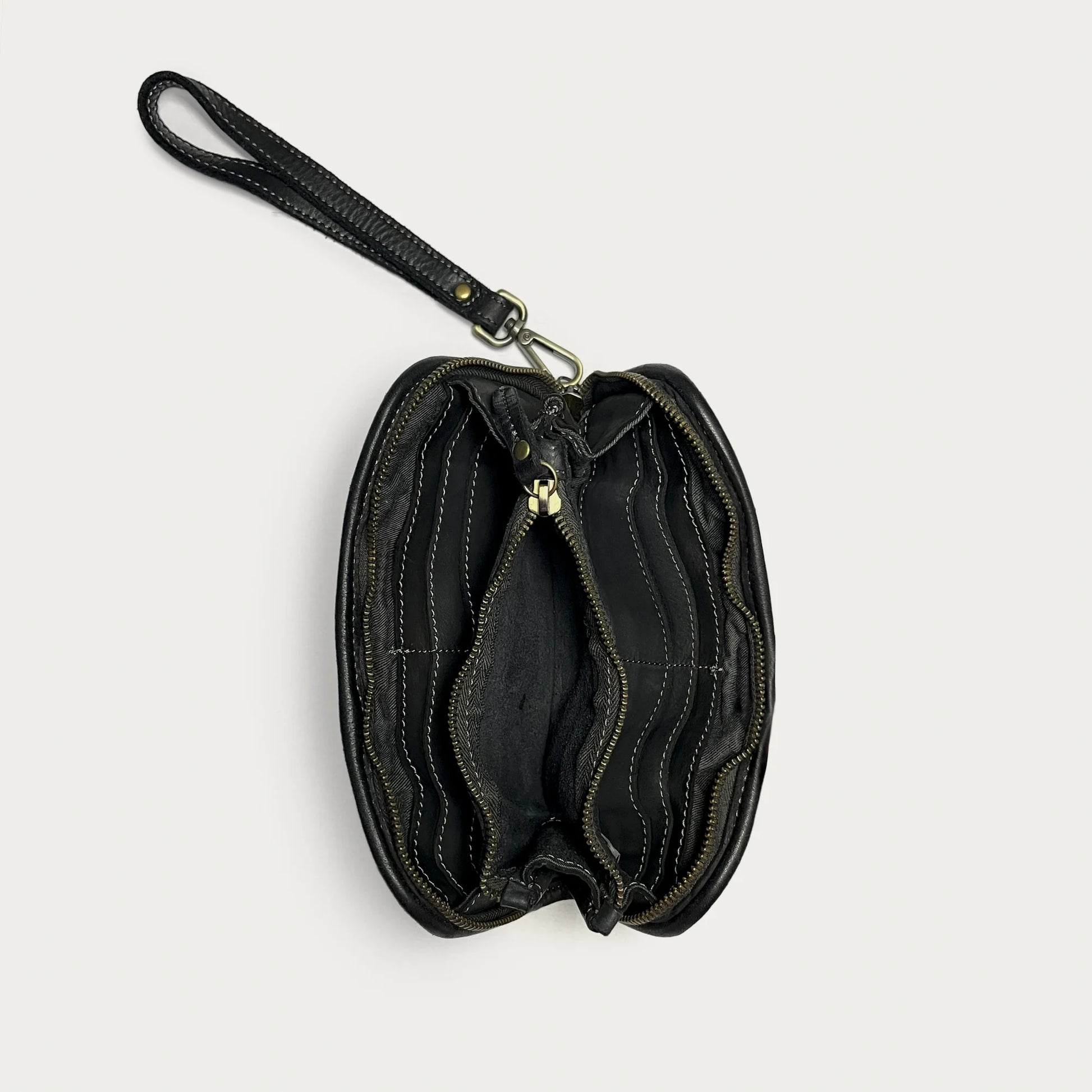 Black Italian leather wallet — Aurum style — interior detail — Made in Tuscany