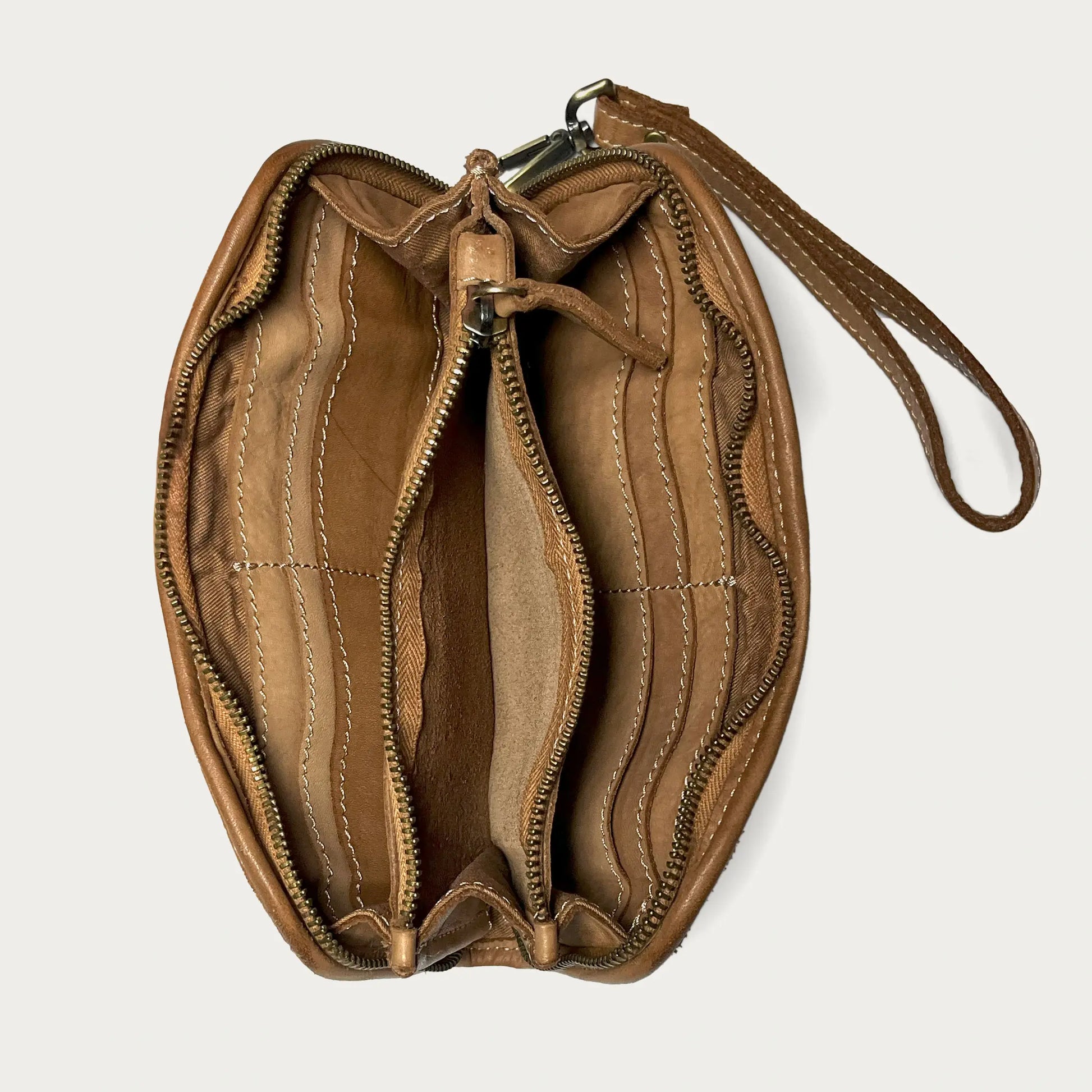 Cognac Italian leather wallet — Aurum style — interior detail — Made in Tuscany