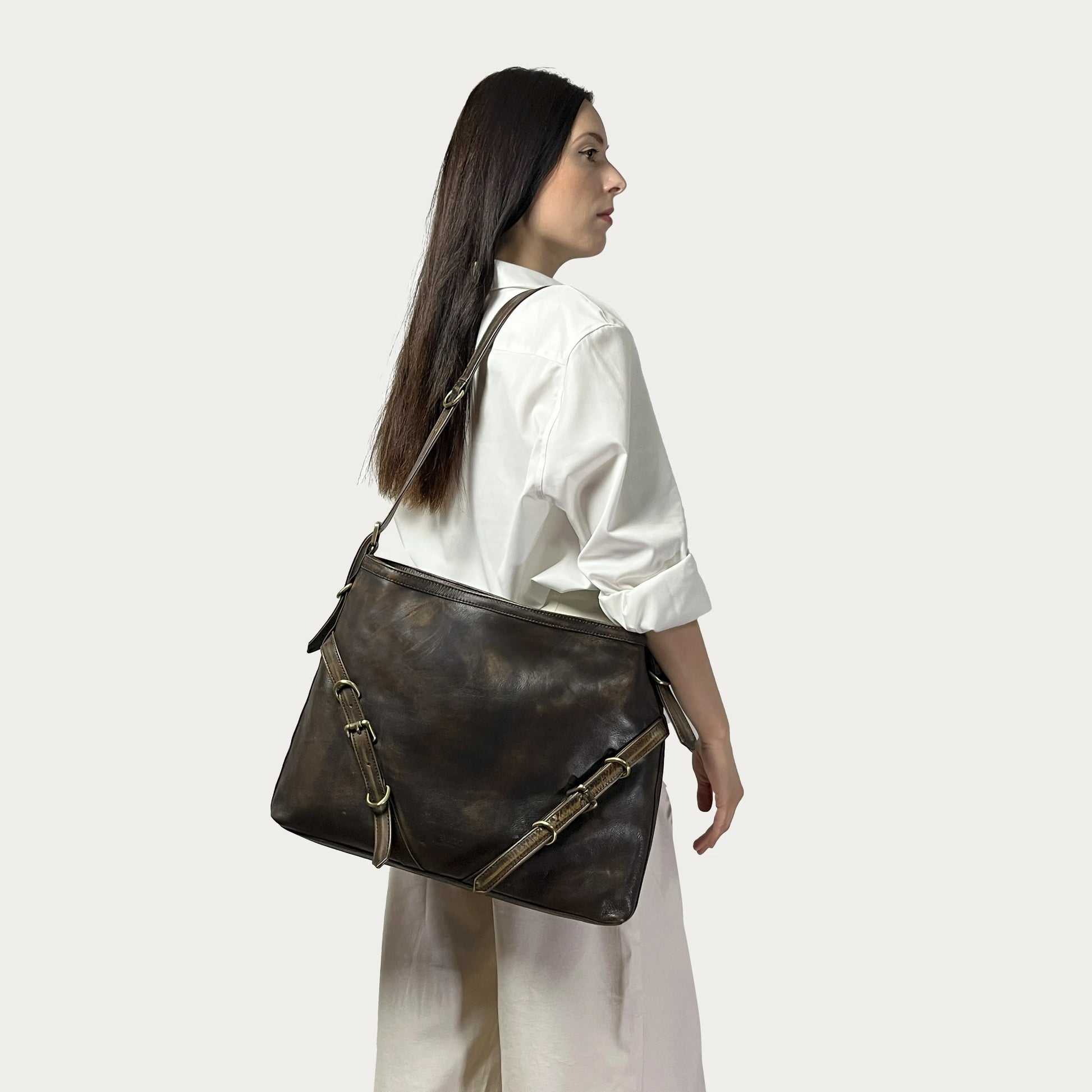 Brown Italian leather shoulder bag — Horizon style — carried by model — Made in Tuscany