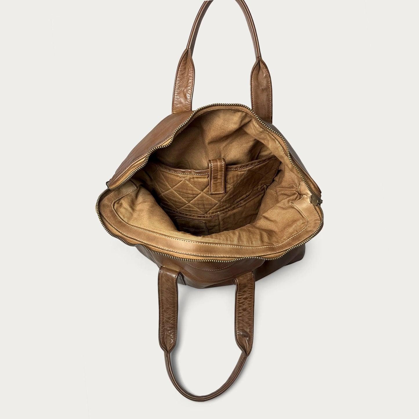 Cognac Italian leather handbag — Journey style — laptop compartment detail — Made in Tuscany