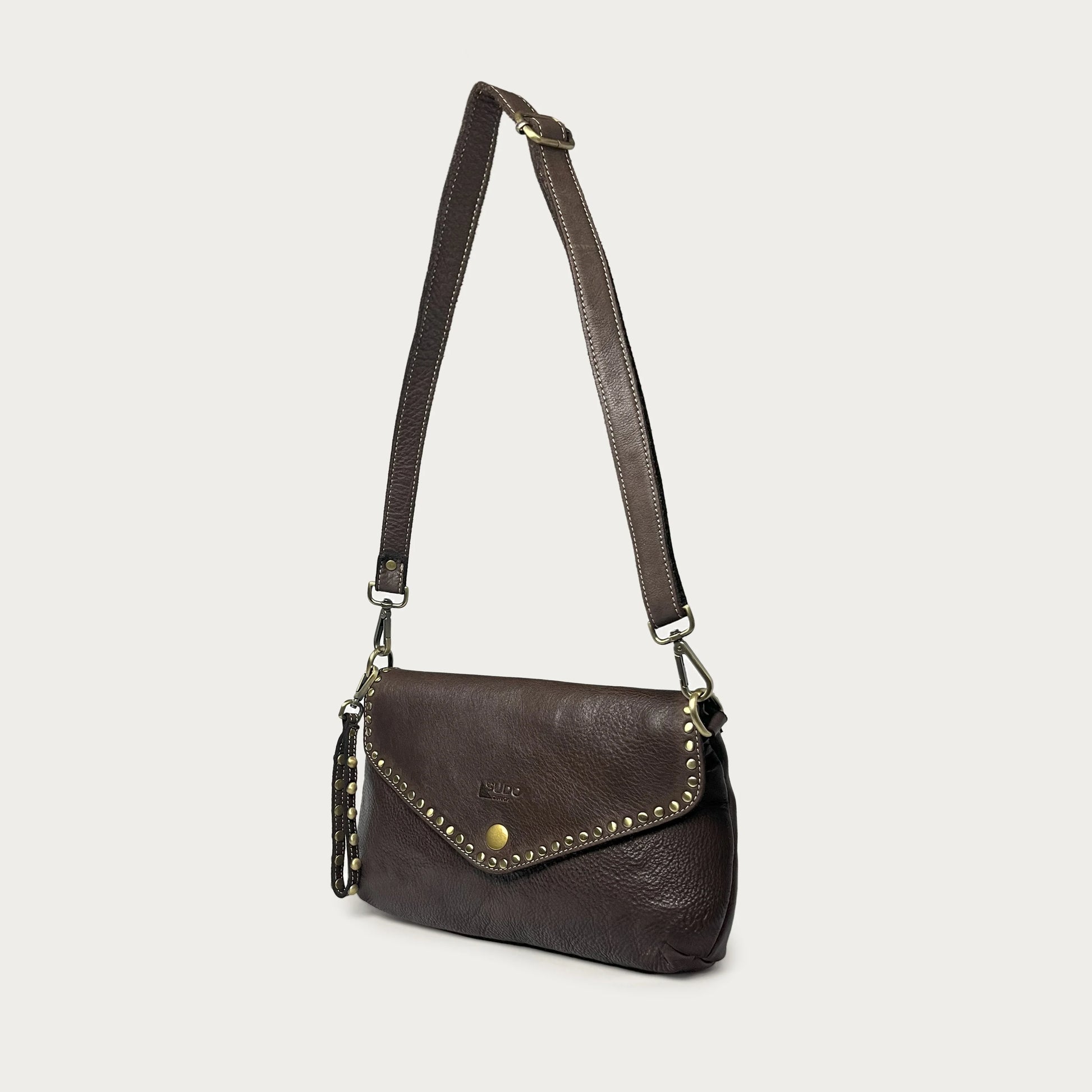 Brown Italian leather pochette — Solstice style — strap detail — Made in Tuscany