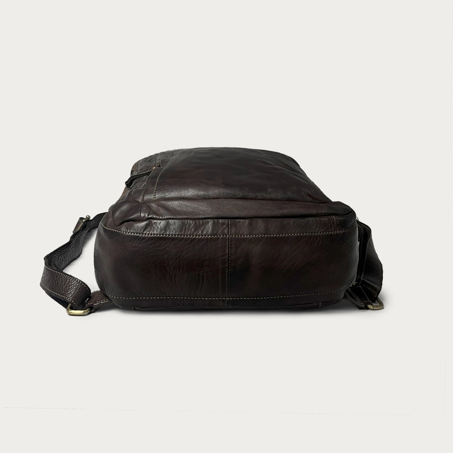 Brown Italian leather backpack — Voyage style — bottom view — Made in Tuscany
